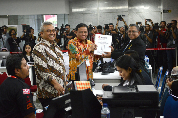 Ketua Badan Pengawas Pemilu (Bawaslu) Abhan (tengah) dan Ketua Komisi Pemilihan Umum (KPU) Arief Budiman menyerah kanberkas jawaban, keterangan, dan alat bukti terkait gugatan perselisihan hasil pemilihan umum (PHPU) ke Mahkamah Konstitusi, di Jakarta, Rabu, 12 Juni 2019.