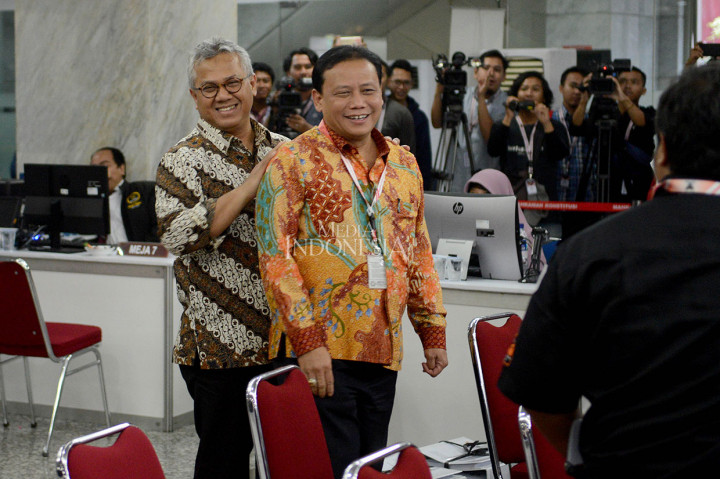 Arief dan Abhan tampak tiba di MK bersamaan sekitar pukul 15.10 WIB. Keduanya langsung menuju tempat penerimaan berkas di lantai dasar Gedung MK.  