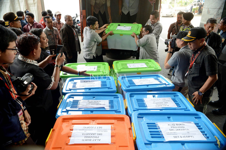 Pegawai KPU menurunkan berkas jawaban mengenai perselisihan hasil pemilihan umum (PHPU) Pemilihan Presiden ke MK di Gedung MK, Jakarta. KPU menyerahkan 272 kontainer alat bukti dari 34 Propinsi yang akan digunakan dalam sidang sengketa PHPU 2019.