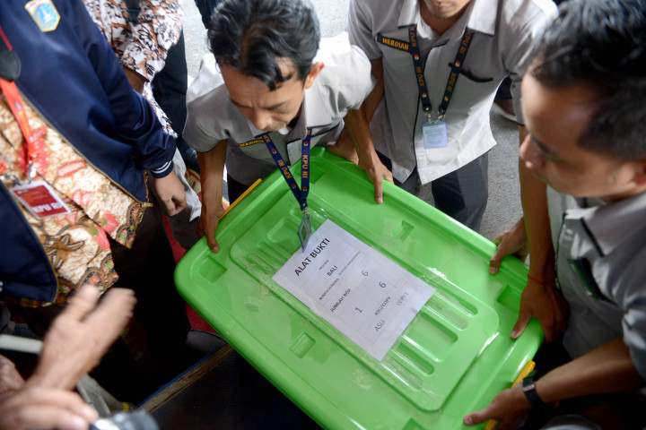 Sidang gugatan PHPU Presiden dan Wakil Presiden yang diajukan pasangan capres-cawapres Prabowo-Sandiaga dijadwalkan digelar Jumat 24 Juni 2019. Dalam sidang itu Prabowo-Sandi bertindak sebagai pemohon, KPU RI sebagai termohon, Bawaslu sebagai pemberi keterangan dan pasangan Jokowi-Ma'ruf sebagai pihak terkait. 