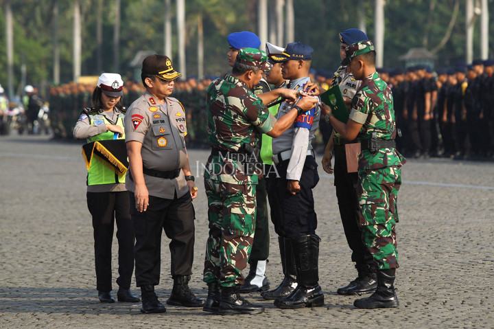 Pangdam Jaya Mayjen Eko Margiyono (tengah) bersama dengan Kapolda Metro Jaya Irjen Gatot Eddy Pramono melepas pita tanda pembubaran apel ketupat saat apel gabungan TNI-Polri di Lapangan Monas, Jakarta. MI/Pius Erlangga