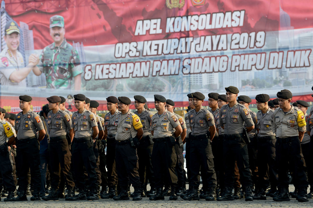 Apel gabungan tersebut digelar dalam rangka konsolidasi Operasi Ketupat 2019 dan pengamanan sidang gugatan Pilpres atau Perselisihan Hasil Pemilihan Umum (PHPU) di Mahkamah Konstitusi (MK). Hadir pejabat negara yakni Kapolri Jenderal Tito Karnavian, Panglima TNI Marsekal Hadi Tjahjanto, Menteri Kesehatan Nila F Moeloek, Kapolda Metro Jaya Irjen Gatot Eddy Pramono, Pangdam Jaya Mayjen Eko Margiyono, dan Gubernur DKI Jakarta Anies Baswedan. Antara Foto/M Risyal Hidayat