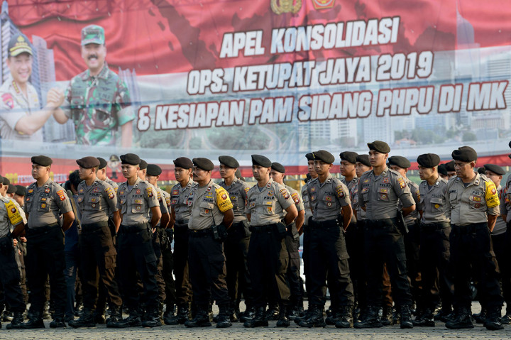 Apel gabungan tersebut digelar dalam rangka konsolidasi Operasi Ketupat 2019 dan pengamanan sidang gugatan Pilpres atau Perselisihan Hasil Pemilihan Umum (PHPU) di Mahkamah Konstitusi (MK). Hadir pejabat negara yakni Kapolri Jenderal Tito Karnavian, Panglima TNI Marsekal Hadi Tjahjanto, Menteri Kesehatan Nila F Moeloek, Kapolda Metro Jaya Irjen Gatot Eddy Pramono, Pangdam Jaya Mayjen Eko Margiyono, dan Gubernur DKI Jakarta Anies Baswedan. Antara Foto/M Risyal Hidayat