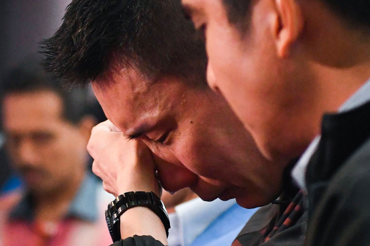 Pemain bulutangkis Malaysia Lee Chong Wei (L) menangis saat konferensi pers untuk mengumumkan pengunduran dirinya di Putrajaya, pada Kamis, 13 Juni 2019.