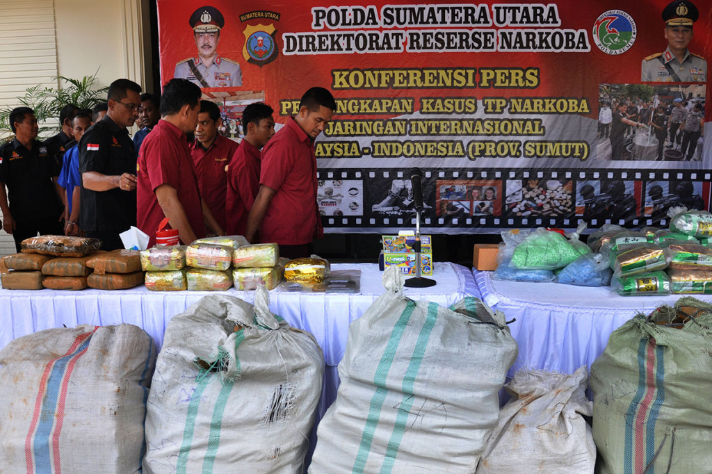 Sejumlah tersangka bandar narkoba bersama barang bukti narkotika jenis sabu, ekstasi dan ganja dihadirkan saat gelar pengungkapan kasus narkoba jaringan internasional di Mapolda Sumut, Medan, Sumatera Utara, Kamis, 13 Juni 2019.
