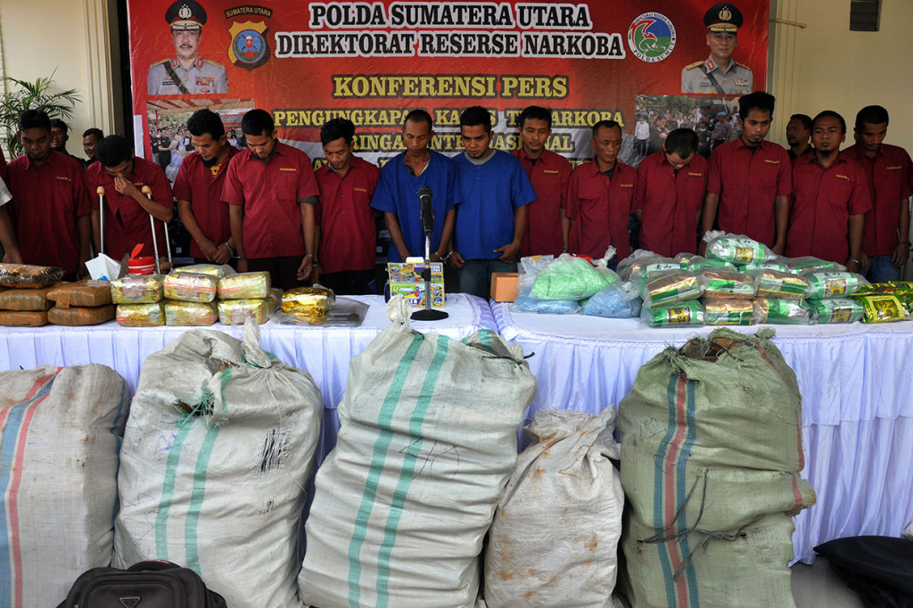 Polda Sumut berhasil meringkus 15 tersangka bandar narkotika jaringan internasional Malaysia-Indonesia dengan barang bukti 50 kilogram sabu, 170 kilogram ganja dan 15.846 butir pil ekstasi.
