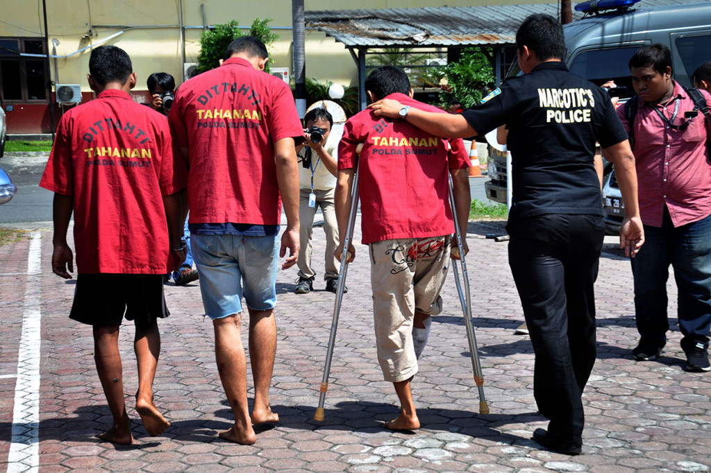 Para tersangka dijerat dengan Pasal 114  Ayat (2) dan atau  Pasal 112 Ayat (2) Jo. Pasal 132 Ayat (1) UU RI No. 35 tahun 2009 tentang Narkotika dan Pasal  111 Ayat (2) dan atau  Pasal 112 Ayat (2) Jo. Pasal 132 Ayat (1) UU RI No. 35 tahun 2009 dengan ancaman hukuman pidana mati, penjara seumur hidup dan atau paling singkat 6 tahun dan paling lama 20 tahun, serta denda paling sedikit Rp1 Miliar dan paling banyak Rp10 Miliar.