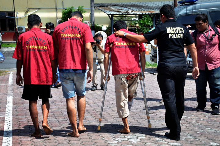 Para tersangka dijerat dengan Pasal 114  Ayat (2) dan atau  Pasal 112 Ayat (2) Jo. Pasal 132 Ayat (1) UU RI No. 35 tahun 2009 tentang Narkotika dan Pasal  111 Ayat (2) dan atau  Pasal 112 Ayat (2) Jo. Pasal 132 Ayat (1) UU RI No. 35 tahun 2009 dengan ancaman hukuman pidana mati, penjara seumur hidup dan atau paling singkat 6 tahun dan paling lama 20 tahun, serta denda paling sedikit Rp1 Miliar dan paling banyak Rp10 Miliar.