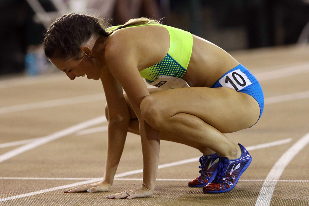 Gabriele Grunewald pertama kali didiagnosis dengan kanker kelenjar ludah yang langka pada 2009, setahun sebelum dia didiagnosis menderita kanker tiroid. Namun dia terus berlari di antara menjalani operasi dan perawatan, dan nyaris tidak mendapatkan tempat di Olimpiade 2012 setelah finis keempat di uji coba AS di 1.500m. Dia memenangkan medali emas 2014 Indoor Championship AS untuk 3.000 m.