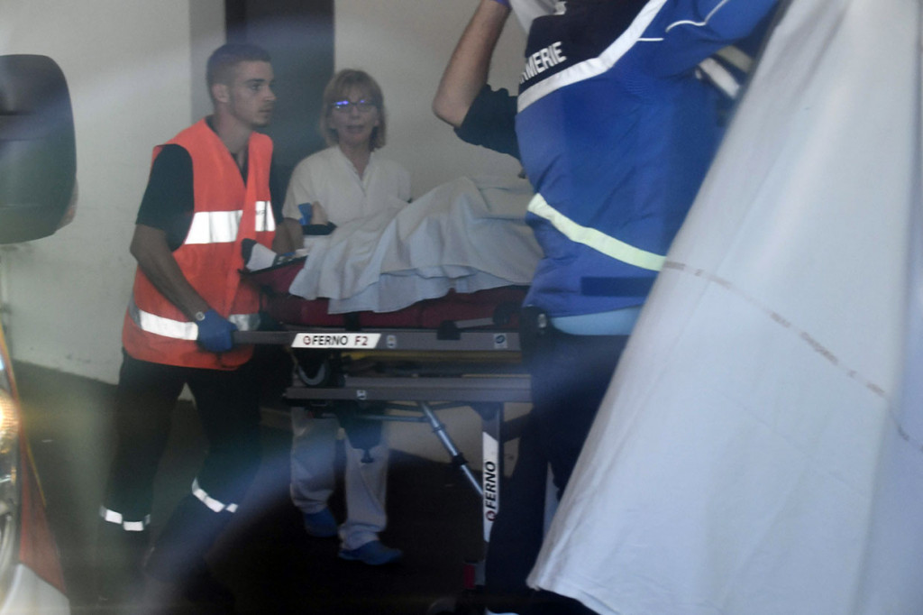 Petugas bergegas memindahkan pembalap Inggris yang membela Tim Ineos, Christopher Froome dari Centre Hospitalier of Roanne ke rumah sakit lain untuk mendapatkan pertolongan  lebih lanjut, Rabu, 12 Juni 2019 waktu setempat.