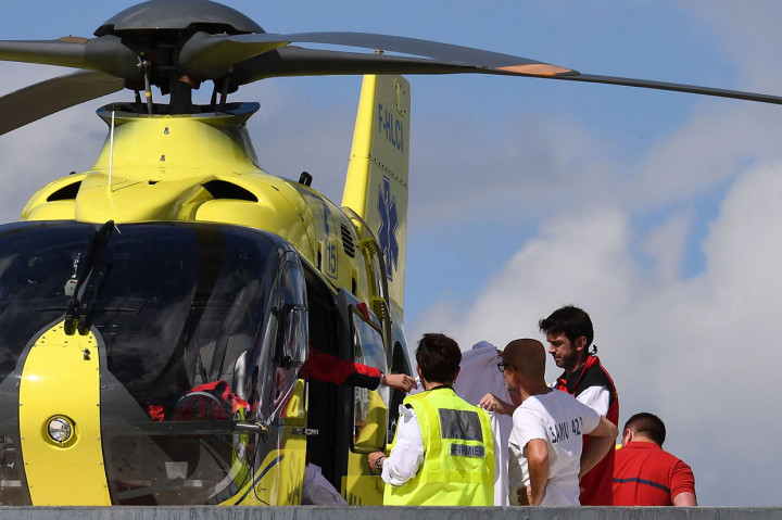 Helikopter dikerahkan untuk mengangkut Christopher Froome dari Centre Hospitalier of Roanne ke rumah sakit lain. Froome mengalami kecelakaan saat menjalani latihan menjelang etape keempat time trial di Criterium du Dauphine.