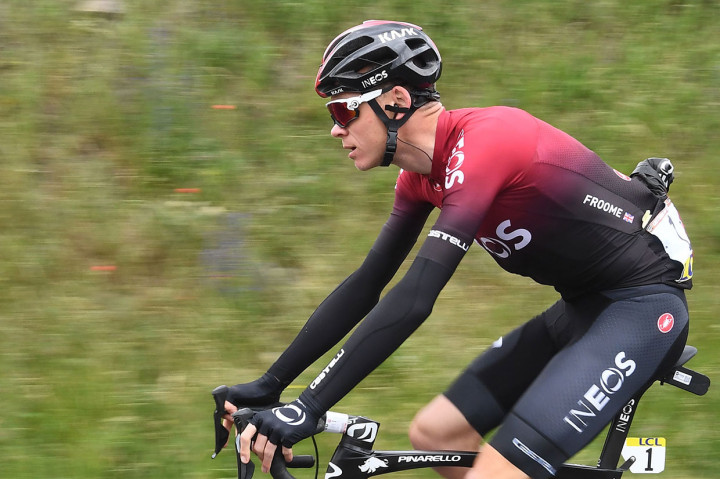 Kepala Tim Ineos, Dave Brailsford, mengatakan bahwa pemenang Tour de France empat kali tersebut berada di jalur menuruni bukit dengan kecepatan tinggi bersama rekan setimnya dari Belanda, Wout Poels, ketika kecelakaan itu terjadi. Kecelakaan itu terjadi di desa Saint-Andre d'Apchon di wilayah Loire saat Froome memacu kecepatan sepedanya sekitar 60 kilometer per jam (38 mil per jam).