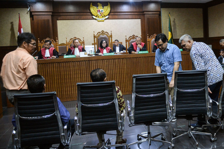 Dua terdakwa Hakim PN Jakarta Selatan nonaktif Iswahyu Widodo (ketiga kiri), Irwan (kedua kiri) dan tiga terdakwa perantara dan penyuap dua hakim PN Jaksel Martin P Silitonga (kiri), Arif Fitrawan (kedua kanan) dan Muhammad Ramadhan bersiap mengikuti sidang tuntutan di Pengadilan Tipikor, Jakarta, Kamis, 13 Juni 2019. 