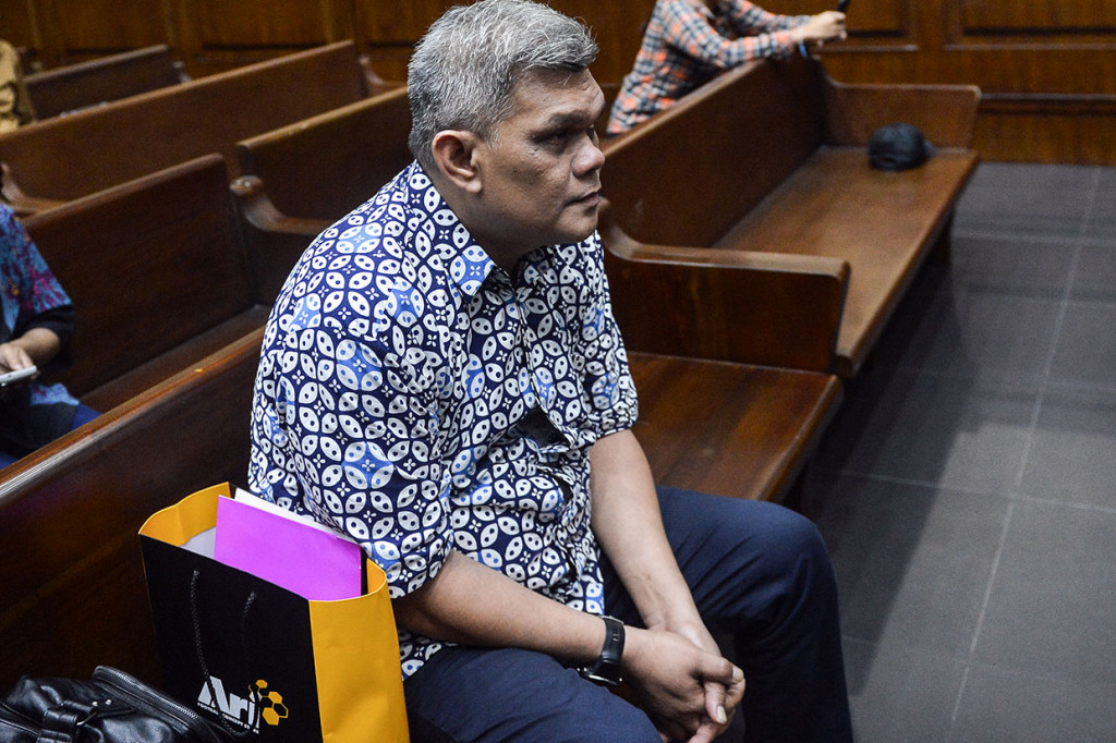 Sementara itu terdakwa panitera pengganti PN Jakarta Timur Muhammad Ramadhan dituntut 6 tahun penjara ditambah denda Rp200 juta subsider 4 bulan kurungan karena dinilai terbukti menjadi perantara suap senilai Rp180 juta ditambah SGD 47 ribu (sekira Rp710 juta) untuk dua hakim PN Jakarta Selatan R Iswahyu Widodo dan Irwan. 