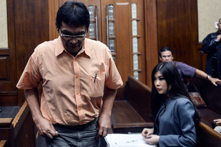 Dan Direktur PT Citra Lampia Mandiri (CLM) Martin P Silitonga dituntut 5 tahun penjara dan advokat Arif Fitrawan dituntut 4 tahun penjara karena dinilai terbukti memberikan suap kepada dua orang hakim PN Jaksel dan panitera senilai Rp180 juta ditambah SGD 47 ribu (sekira Rp710 juta).