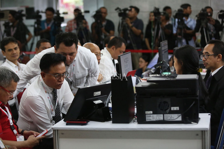 Tim kuasa hukum Joko Widodo - Ma'ruf Amin mendatangi gedung Mahkamah Konstitusi (MK) untuk menyerahkan berkas berisi jawaban dan bukti terkait sengketa Pilpres 2019.