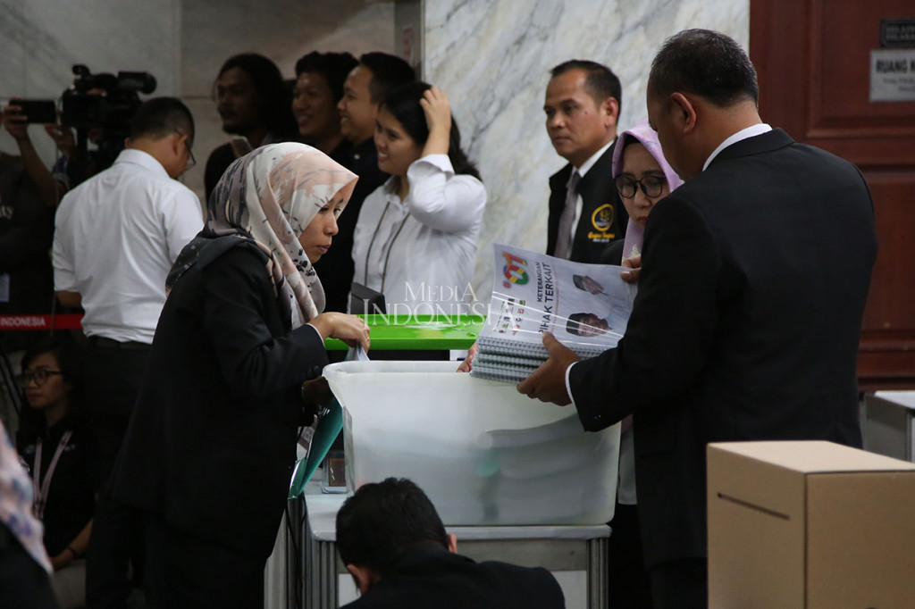 Petugas memeriksa berkas dan bukti-bukti jawaban/keterangan sebagai Pihak Terkait dari tim hukum TKN di Mahkamah Konstitusi. MK akan menggelar sidang pendahuluan perselisihan hasil pemilihan umum (PHPU) pada Jumat, 14 Juni 2019. Sementara sidang putusan dilakukan pada 28 Juni mendatang.