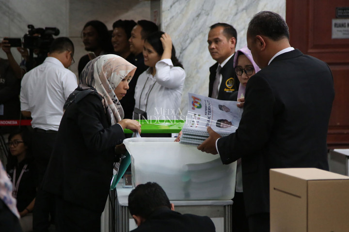 Petugas memeriksa berkas dan bukti-bukti jawaban/keterangan sebagai Pihak Terkait dari tim hukum TKN di Mahkamah Konstitusi. MK akan menggelar sidang pendahuluan perselisihan hasil pemilihan umum (PHPU) pada Jumat, 14 Juni 2019. Sementara sidang putusan dilakukan pada 28 Juni mendatang.