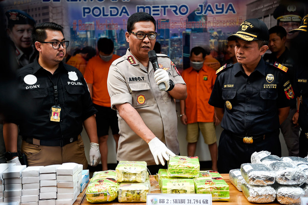 Kabid Humas Polda Metro Jaya Kombes Argo Yuwono (tengah) bersama Kasubdit II Ditresnarkoba Polda Metro Jaya AKBP Dony Alexander (kedua kiri), Kepala Kantor Pelayanan Utama Bea dan Cukai Tipe A Tanjung Priok Dwi Teguh Wibowo (kedua kanan) menunjukkan barang bukti saat rilis kasus penyelundupan narkotika jenis sabu di Polda Metro Jaya, Jakarta, Kamis, 13 Juni 2019. 