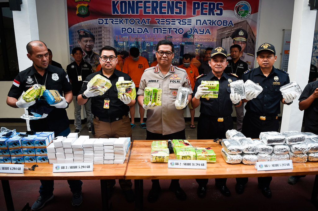 Dua warga negara Malaysia berinisial MJ alias Gordon dan AT alias Jack serta satu orang warga negara Indonesia (WNI) berinisial DW ditangkap atas dugaan penyelundupan narkotika jenis sabu seberat 31.794 gram. 