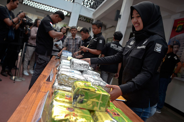 Ketiga tersangka tersebut menyelundupkan narkotika dengan modus disembunyikan dalam mesin pembuat es (ice maker) yang di dalamnya terdapat bungkusan teh China yang dikirimkan dari Malaysia.    