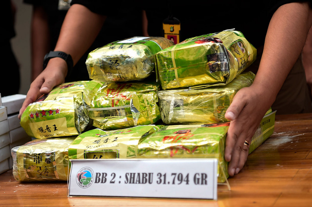 Atas perbuatannya, ketiga tersangka tersebut dikenakan Pasal 113 Subsider 114 Ayat 2 subsider pasal 112 Ayat 2 juncto 132 Ayat 1 Undang-Undang Republik Indonesia No 35 tahun 2009 tentang Narkotika dengan ancaman hukuman maksimal seumur hidup.