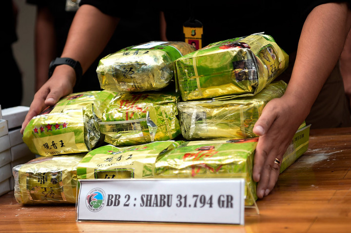 Atas perbuatannya, ketiga tersangka tersebut dikenakan Pasal 113 Subsider 114 Ayat 2 subsider pasal 112 Ayat 2 juncto 132 Ayat 1 Undang-Undang Republik Indonesia No 35 tahun 2009 tentang Narkotika dengan ancaman hukuman maksimal seumur hidup.