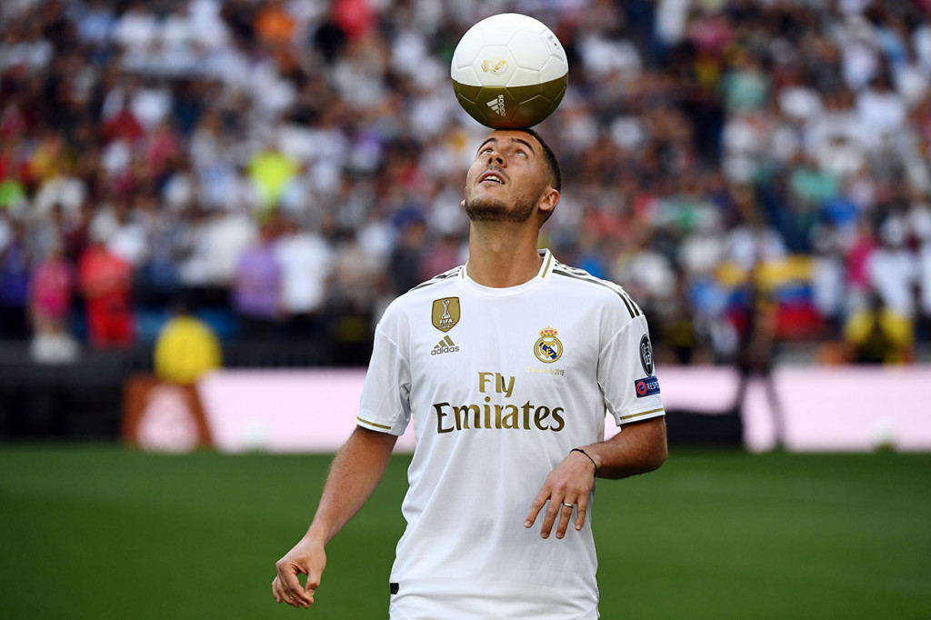 Eden Hazard memperlihatkan kebolehannya melakukan olah bola di depan puluhan ribu penggemar saat diperkenalkan secara resmi di depan publik di Santiago Bernabeu, Jumat, 14 Juni 2019 dini hari WIB.