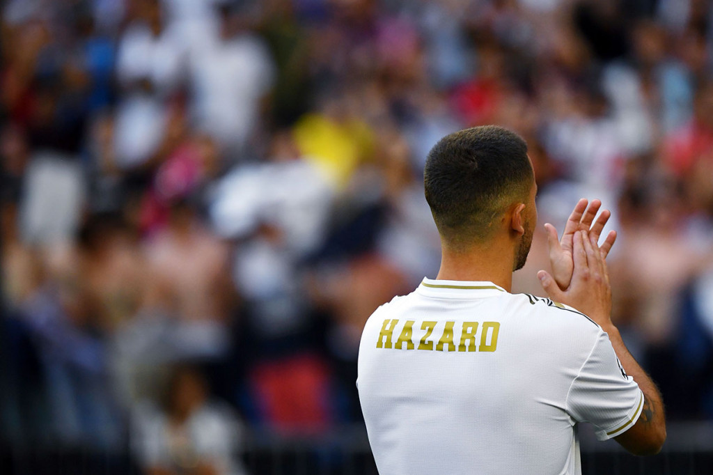 Hazard, 28, dihadiahi kaos kandang tanpa nomor oleh presiden klub Florentino Perez, beberapa saat setelah pemain Belgia itu menyampaikan pernyataan singkat kepada para pendukungnya. Sejauh ini Hazard masih belum resmi mendapatkan nomor punggung di Madrid. Namun, ia dikabarkan meminta untuk memakai nomor punggung 10 yang masih dipakai Luka Modric.