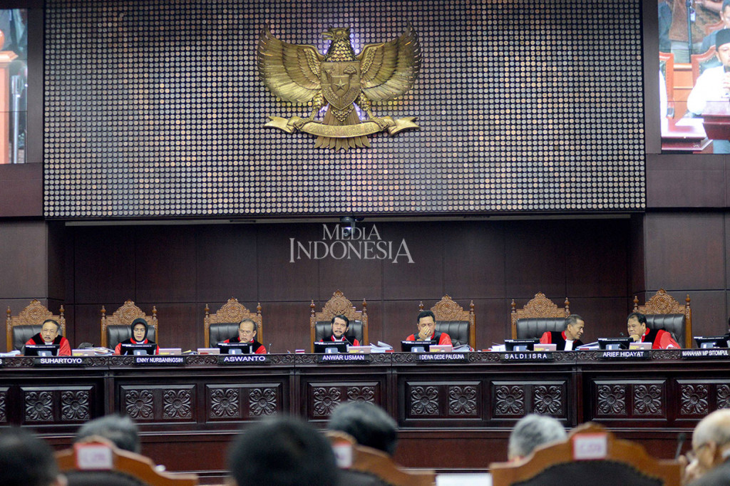 Anwar Usman yang juga Ketua MK menyampaikan bahwa persidangan terbuka untuk umum dan dipancarluaskan berbagai stasiun televisi, radio, bahkan dapat disaksikan juga oleh penonton di luar negeri. 