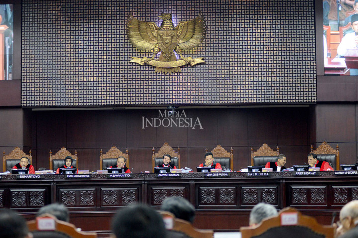 Anwar Usman yang juga Ketua MK menyampaikan bahwa persidangan terbuka untuk umum dan dipancarluaskan berbagai stasiun televisi, radio, bahkan dapat disaksikan juga oleh penonton di luar negeri. 