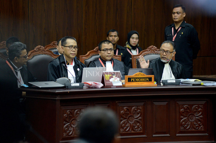 Ketika dipersilakan untuk memperkenalkan diri, Bambang Widjojanto setelah memperkenalkan tim kuasa hukum, antara lain ada Denny Indrayana, Iwan Satriawan, Teuku Nasrullah, dan Iskandar, menyampaikan bahwa Prabowo dan Sandiaga tidak menghadiri persidangan di Mahkamah Konstitusi. 