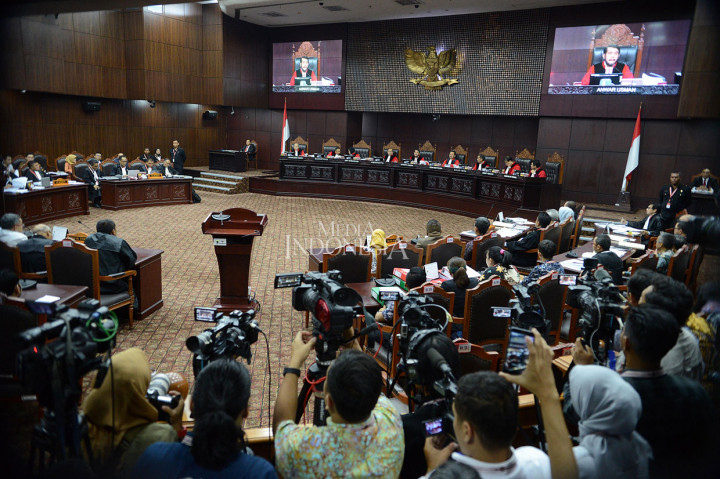 Tim kuasa hukum KPU selaku pihak termohon, diketuai oleh Alimudin dan terdiri atas sejumlah penasihat hukum. Pihak-pihak terkait juga memperkenalkan diri. Karena persidangan masih dalam suasana perayaan Idul Fitri 1440 H, saat ketua majelis hakim dan para pihak menyampaikan sambutan selalu diawali dengan ucapan Selamat Idul Fitri, Mohon Maaf Lahir Batin.