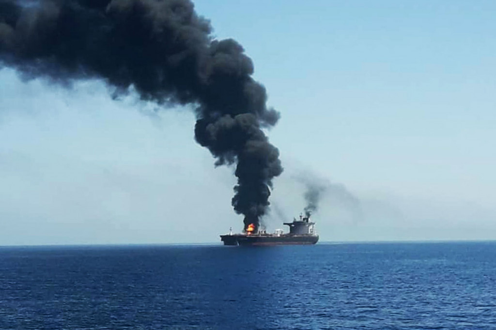 Api dan asap mengepul dari sebuah kapal tanker yang diduga mendapat serangan torpedo di Teluk Oman, Kamis, 13 Juni 2019. Sebanyak dua kapal tanker diserang di Teluk Oman. Tak satupun yang mengaku bertanggung jawab atas serangan-serangan tersebut. Teluk Oman berada di salah satu ujung Selat Hormuz yang strategis. Insiden tersebut semakin meningkatkan ketegangan di jalur pelayaran utama yang dilintasi suplai minyak senilai ratusan juta dolar.