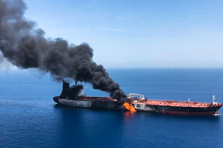 Tim penyelamat Iran berhasil mengevakuasi 44 kru dari dua tanker yang rusak di Teluk Oman. Mereka kemudian dibawa ke pelabuhan Jask Iran.    