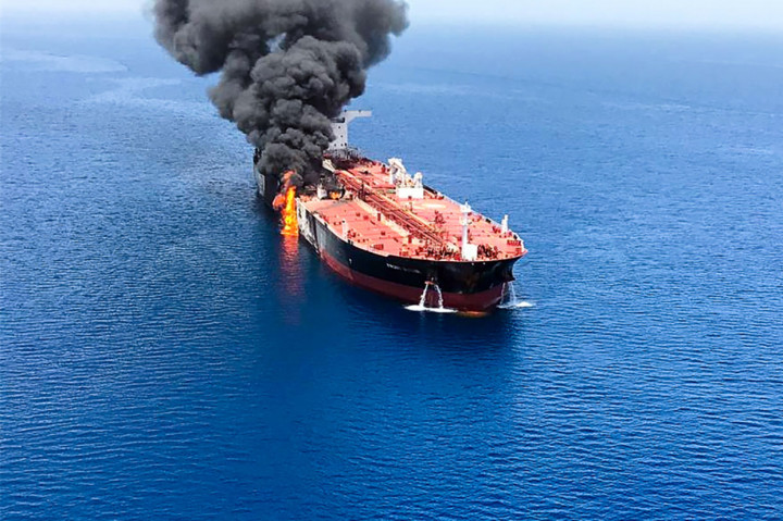 Salah satu kapal minyak itu berbendera Kepulauan Marshal berlayar dari Qatar menuju Taiwan. Saat terbakar, tanker tersebut berjarak 25 mil dari Pelabuhan Jask. Sebanyak 23 kru berhasil meninggalkan kapal dan dievakuasi oleh kapal yang melintas untuk kemudian diserahkan kepada kapal penyelamat Iran.