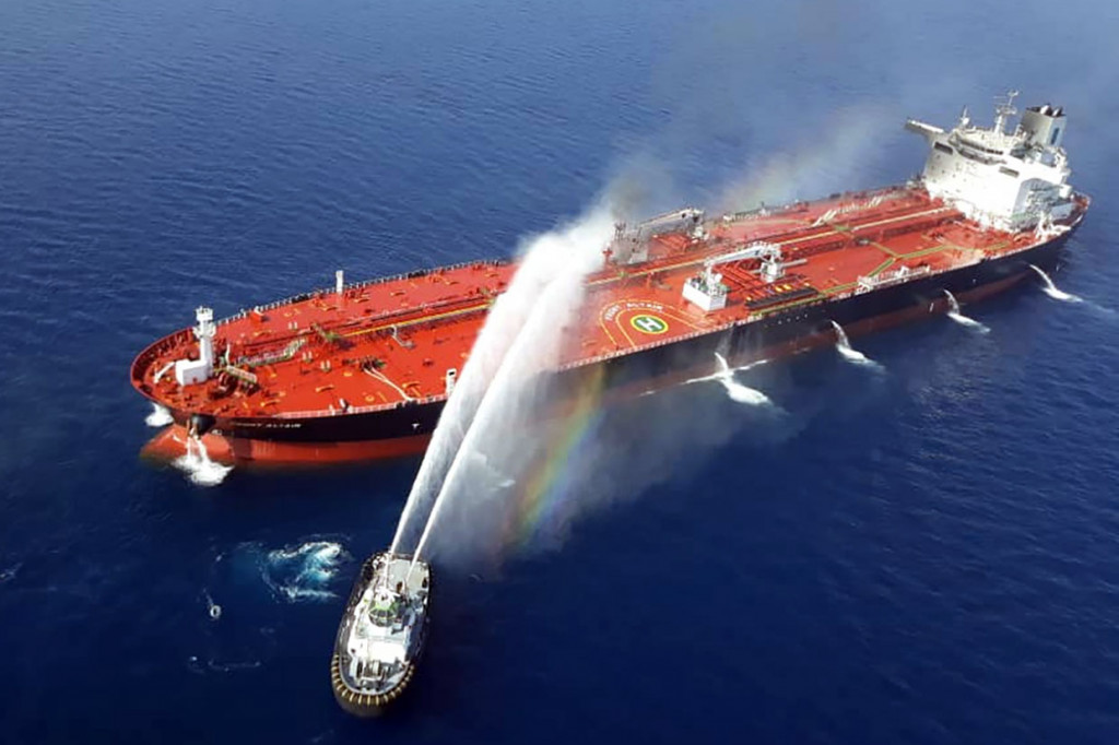 Sementara itu, tanker satunya yang berbendera Panama bertolak dari pelabuhan di Arab Saudi dengan tujuan Singapura berada pada jarak 28 mil dari Pelabuhan Jask saat terjadi kebakaran. Sebanyak 21 kru berhasil diselamatkan dan dijemput oleh tim penyelamat Iran.
