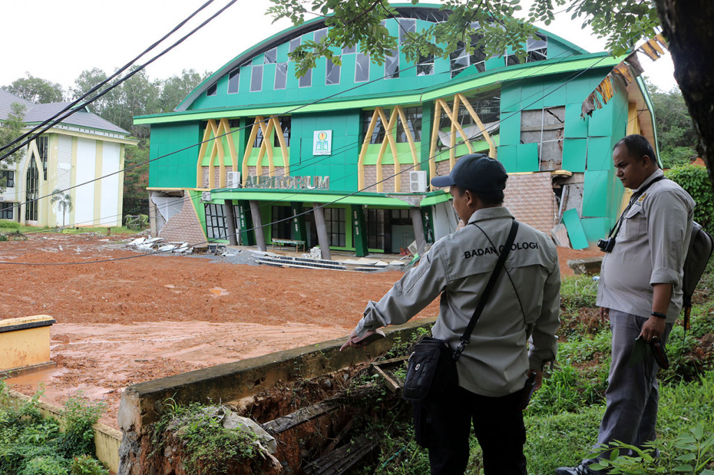 Kondisi kerusakan gedung perpustakaan dan auditorium mencapai 90 persen, sehingga tidak dapat difungsikan lagi menunggu proses penanganan lanjutan. Sementara itu proses perkuliahan di kampus IAIN tetap berjalan, karena sebagian gedung masih bisa digunakan untuk proses belajar dan pelayanan lainnya.