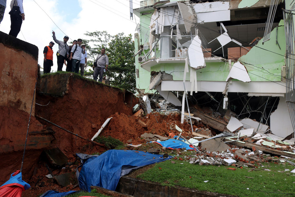 Tim Pusat Vulkanologi dan Mitigasi Bencana Geologi (PVMBG) Badan Geologi Kementerian ESDM meninjau gedung Auditorium Institut Agama Islam Negeri (IAIN) Ambon yang rusak akibat adanya pergerakan tanah di kawasan kampus IAIN, Desa Batu Merah, Ambon, Maluku, Jumat, 14 Juni 2019.