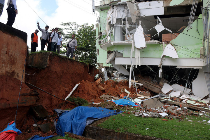 Tim Pusat Vulkanologi dan Mitigasi Bencana Geologi (PVMBG) Badan Geologi Kementerian ESDM meninjau gedung Auditorium Institut Agama Islam Negeri (IAIN) Ambon yang rusak akibat adanya pergerakan tanah di kawasan kampus IAIN, Desa Batu Merah, Ambon, Maluku, Jumat, 14 Juni 2019.