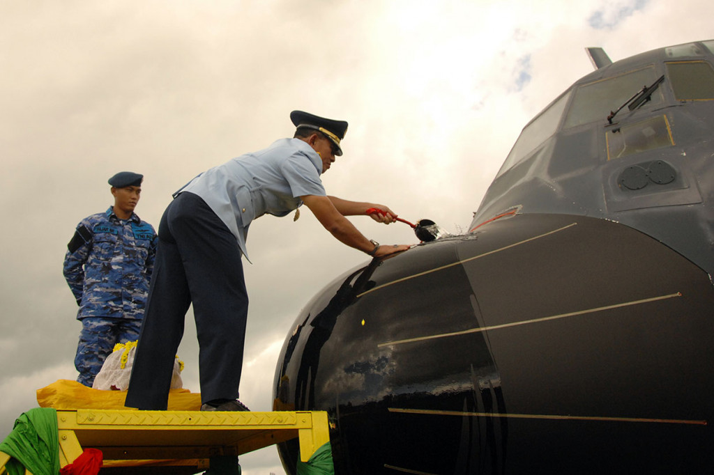 KSAU Marsekal Yuyu Sutisna menyiramkan air kembang ke pesawat Hercules saat peresmian operasional Skadron Udara 33 di Lanud Sultan Hasanuddin, Kabupaten Maros, Sulawesi Selatan, Jumat, 14 Juni 2019. 