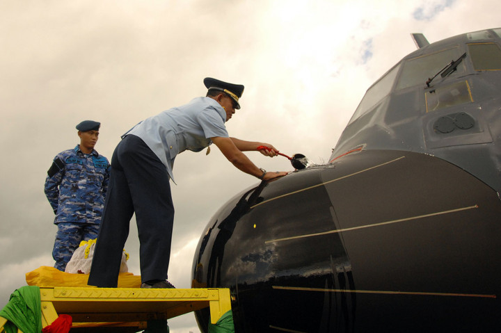 KSAU Marsekal Yuyu Sutisna menyiramkan air kembang ke pesawat Hercules saat peresmian operasional Skadron Udara 33 di Lanud Sultan Hasanuddin, Kabupaten Maros, Sulawesi Selatan, Jumat, 14 Juni 2019. 