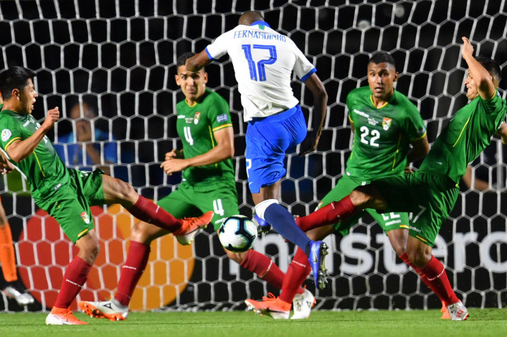 Bermain di hadapan pendukung sendiri, Brasil bermain menyerang dan mengurung pertahanan Bolivia sejak menit awal. Banyak peluang didapat Tim Samba, namun belum membuahkan hasil. 