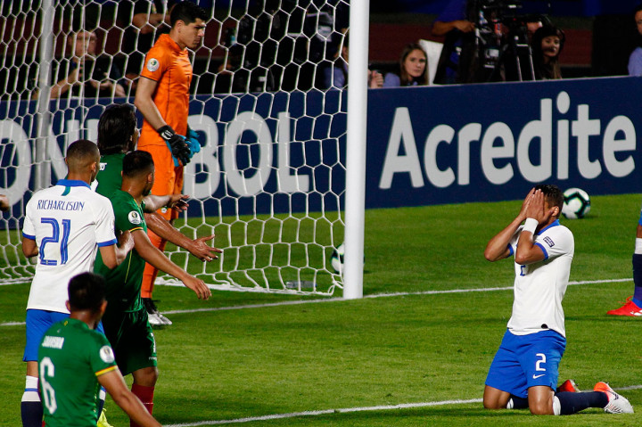 Thiago Silva kecewa setelah gagal menjebol gawang Bolivia yang dikawal Carlos Lampe. Skor 0-0 bertahan hingga jeda.