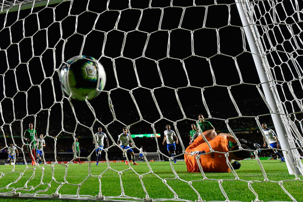 Philippe Coutinho yang maju sebagai eksekutor sukses memperdaya Carlos Lampe. Skor menjadi 1-0.