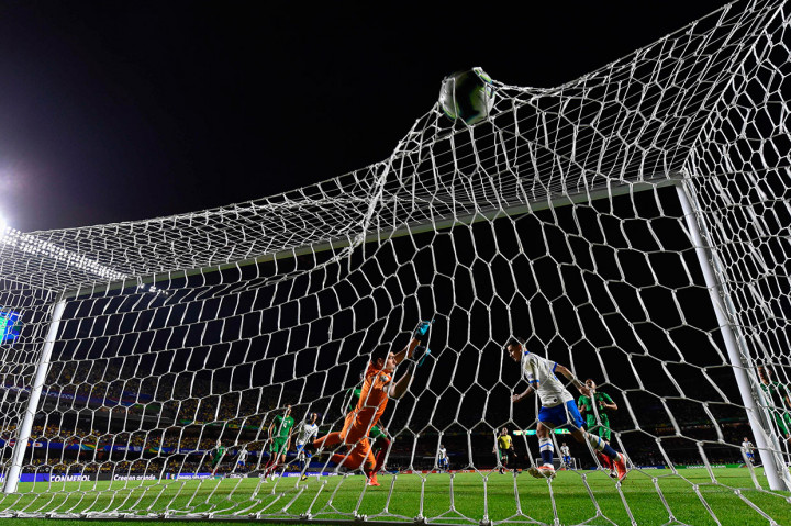 Tiga menit berselang Coutinho kembali mencatatkan namanya di papan skor untuk mengubah skor menjadi 2-0 lewat sundulan menyambut umpan silang Roberto Firmino.