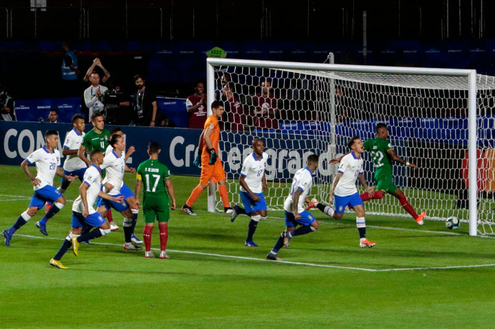 Coutinho melakukan selebrasi bersama rekan-rekan setimnya.