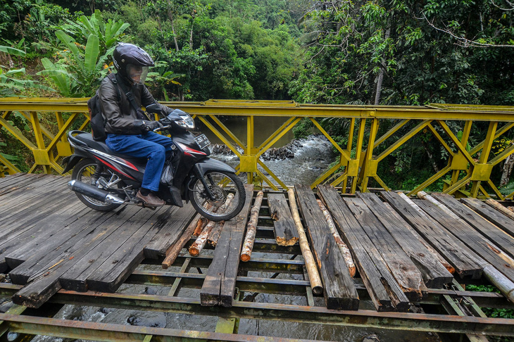 Warga berharap kepada Pemerintah setempat untuk segera membangunkan jembatan beton permanen karena jalur tersebut merupakan jalur utama bagi aktivitas masyarakat setempat.