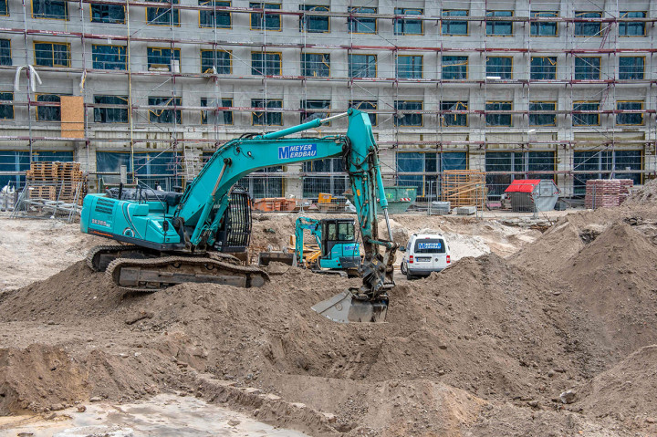 Pekerja dibantu alat berat tengah melakukan proses evakuasi bom peninggalan Perang Dunia II di Berlin, Jerman, Jumat, 14 Juni 2019 waktu setempat.