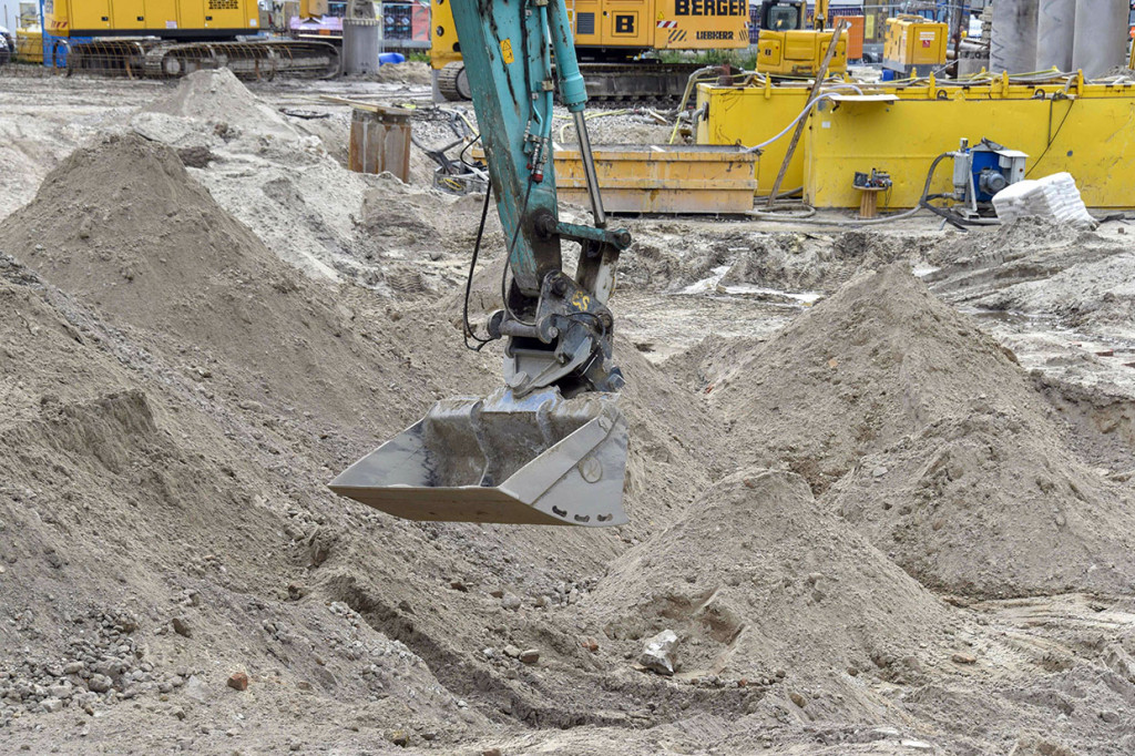 Warga dievakuasi dalam dalam radius 300 meter dari lokasi penemuan bom berkarat yang masih memiliki detonator utuh tersebut.